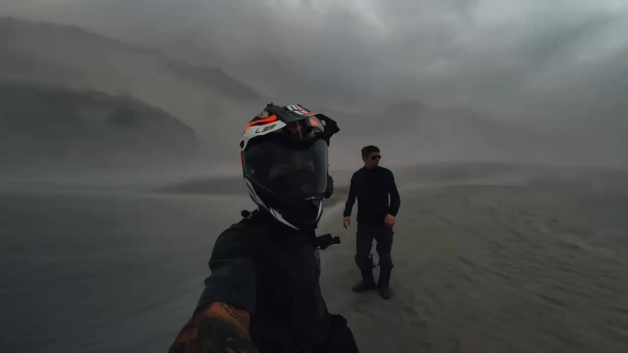 Tourists encounter sandstorm in Ladakh