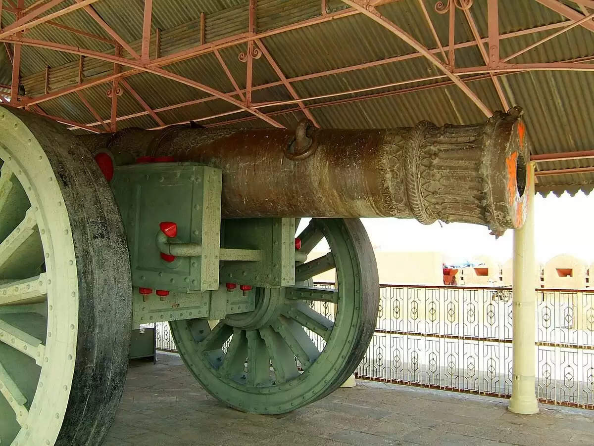 The world's largest cannon was kept in the fort of Rajasthan where the film Humraaz was shot, but it fired only once, the reason is known in the video.