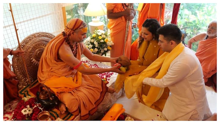 Shankaracharya Swami Avimukteshwaranand Visits Raghav Chadha And Parineeti  Chopra Home. Pics