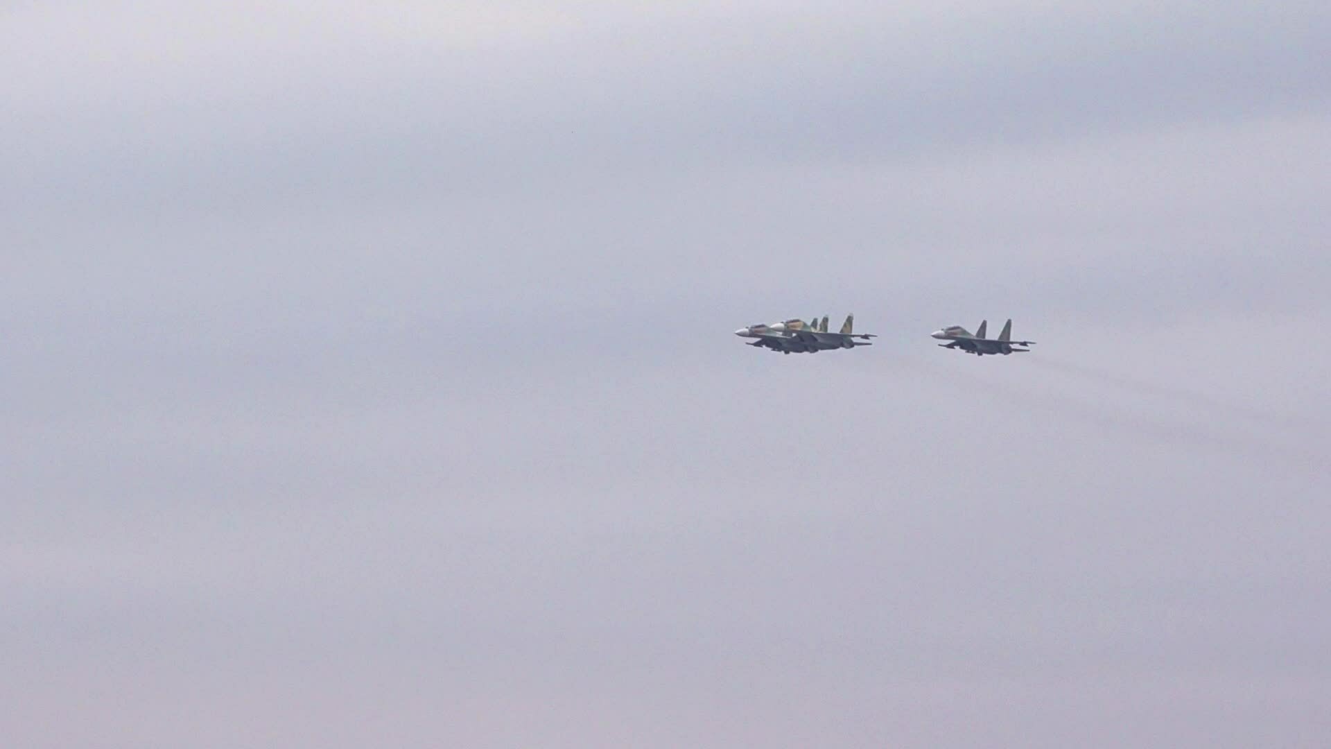 7 Su-30MK2 fighters practice and perform in the sky of Hanoi