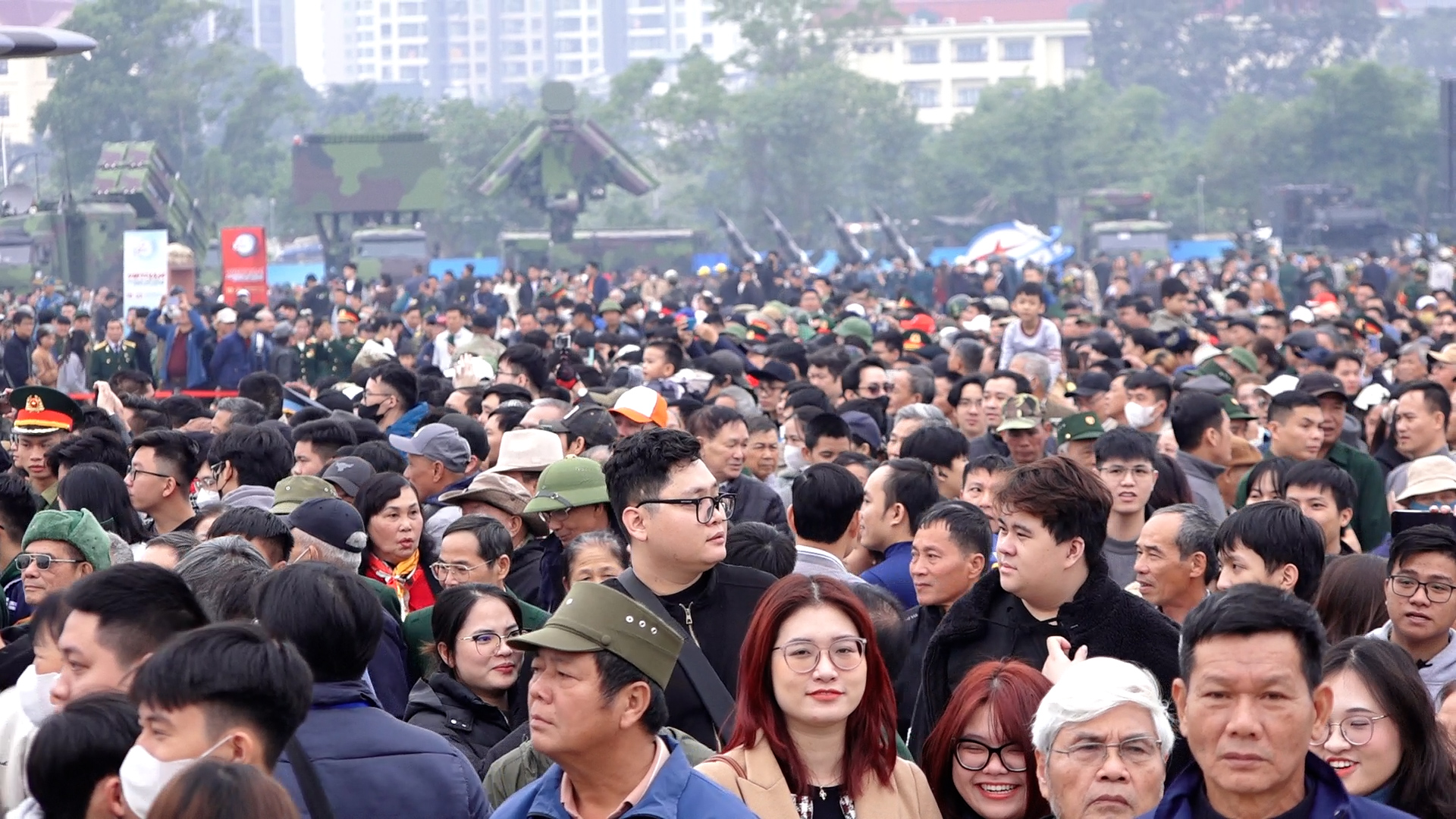 People flocked to see the military equipment at the National Defense Exhibition