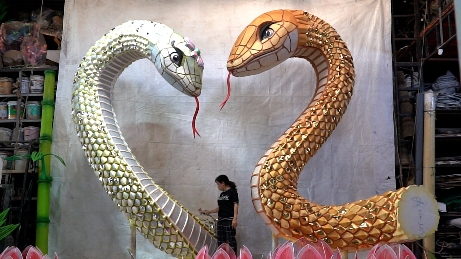 Flower street mascot Nguyen Hue takes shape. Video: Cong Khang