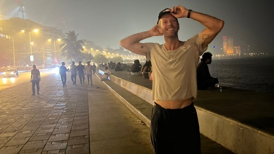 Chris Martin poses at Marine Drive ahead of Coldplay's Mumbai concert: 'Happy and grateful to be in India' - Hindustan Times