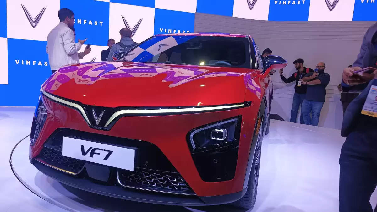 Auto Expo 2025 : वियतनाम की कंपनी Vinfast ने ऑटो एक्सपो में लॉन्च की अपनी VF6 और VF7 EV, मिलेगी 431KM तक की रेंज