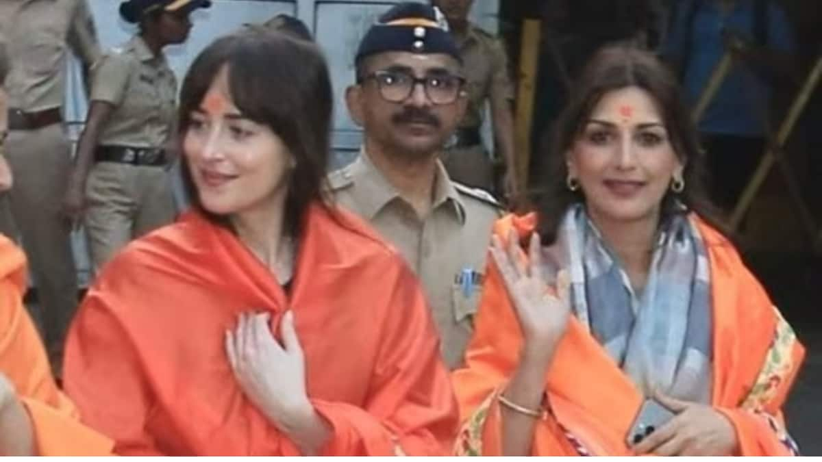 Dakota Johnson, Sonali Bendre chat during Siddhivinayak Temple visit ahead  of Coldplay Concert in Mumbai- Watch - Entertainment News | The Financial  Express