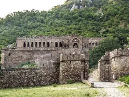 राजस्थान का ऐसा किला जहां शाम होते ही जाग जाती हैं आत्माएं,वीडियो में जाने यहाँ की सच्चाई