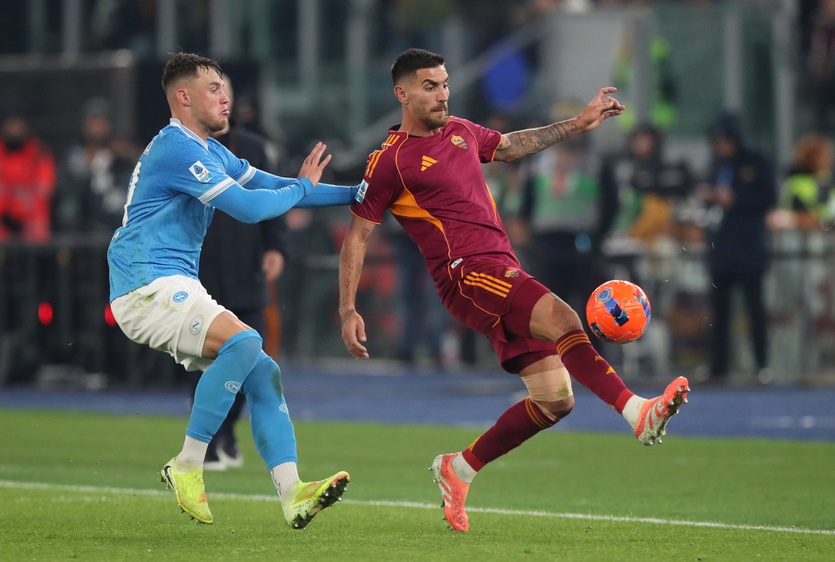 ROME, ITALY - NOVEMBER 30: Lorenzo Pellegrini of AS Roma controls the ball whilst under pressure from Sam Beukema of Napoli during the Serie A match between AS Roma and SSC Napoli at Stadio Olimpico on November 30, 2025 in Rome, Italy. (Photo by Paolo Bruno/Getty Images)