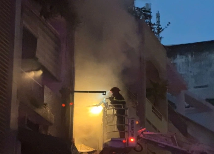 The ladder truck was raised high so firefighters could save people trapped on the first floor and put out the fire. Photo: Minh Hoang