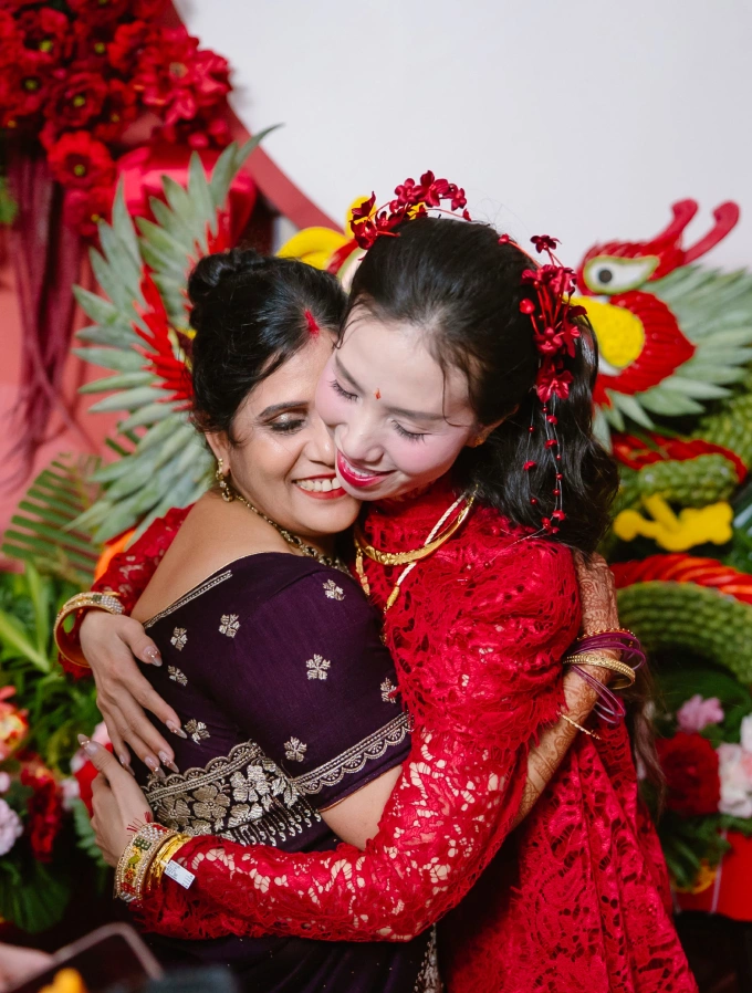 Indian mother-in-law gives bride price and loving hug to bride Nhu Y, at the wedding in Can Tho, November 9. Photo: Provided by the character