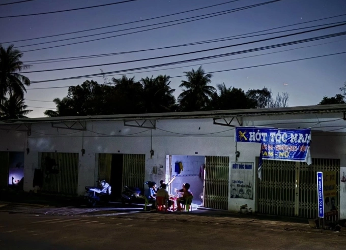 People in Ms. Dung's neighborhood went out to the porch to enjoy the fresh air and chat on the evening of November 30. Character photo provided