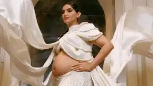 Sonam Kapoor showed baby bump at the event, is going to become a mother for the second time