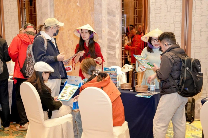 Visitors are advised by staff about Vietnams famous destinations. Photo courtesy of Forest Viet