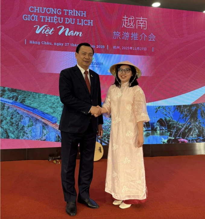 Forest Viet’s representative (R) shakes hands with Nguyen Trung Khanh, Chairman of the Vietnam National Authority of Tourism. Photo courtesy of Forest Viet