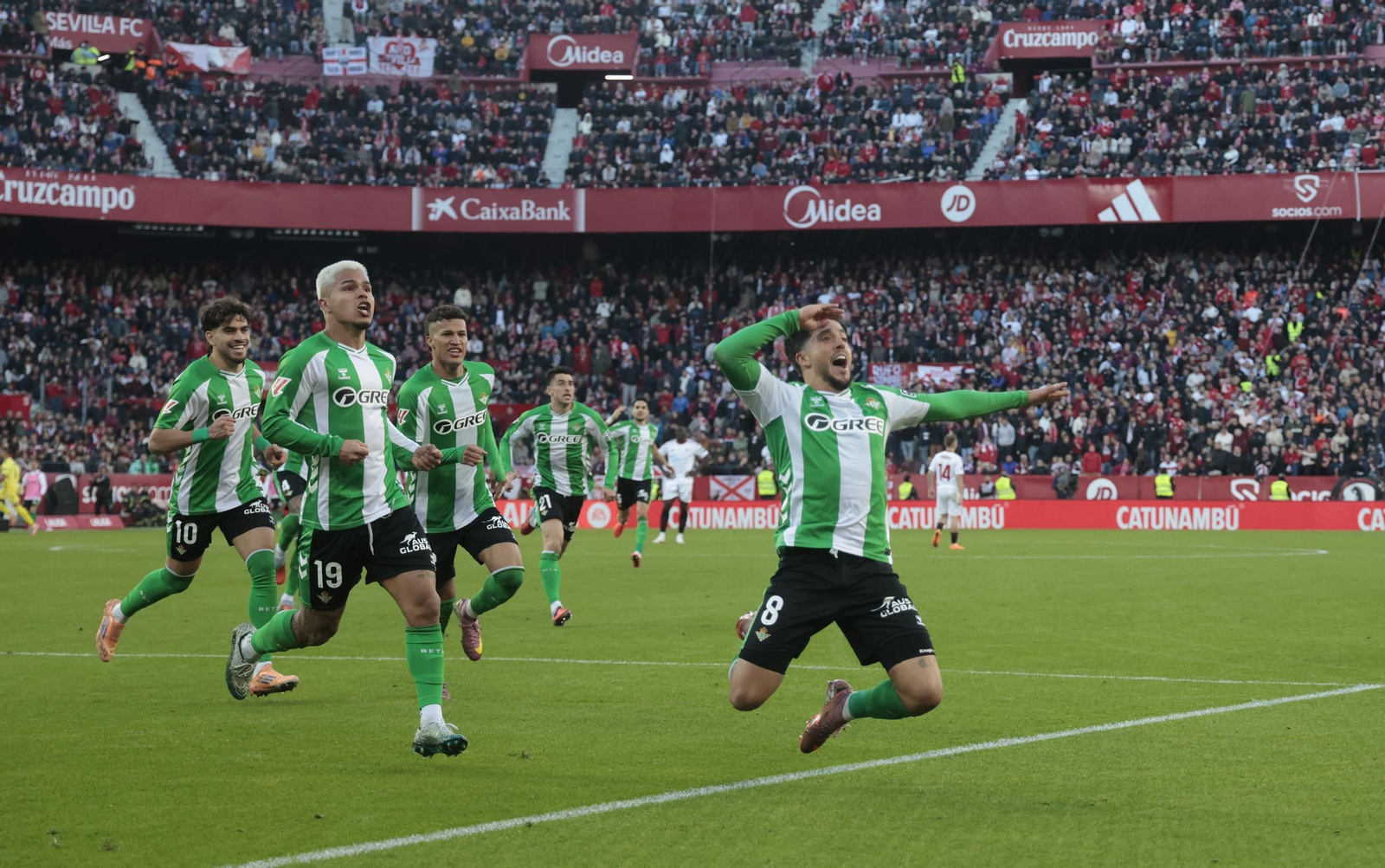 Fornals celebrates his goal against Sevilla.