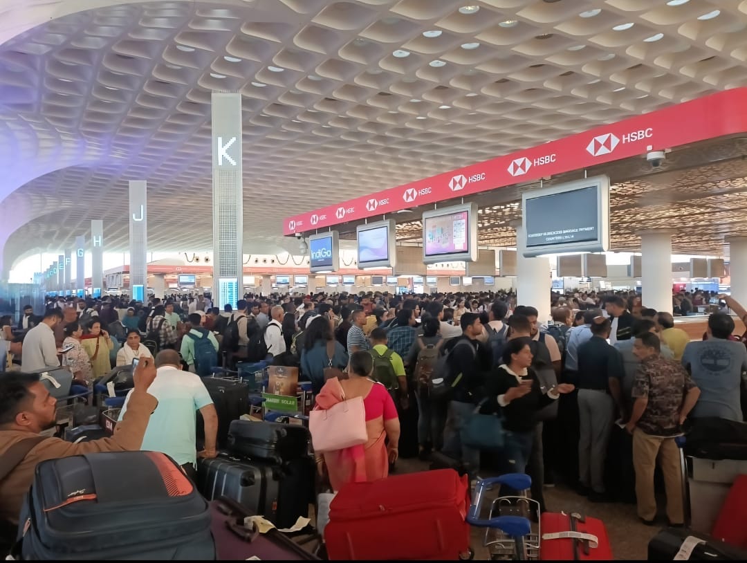 There were long lines of passengers at Mumbai airport. Till now 109 Indigo flights have been canceled from here.