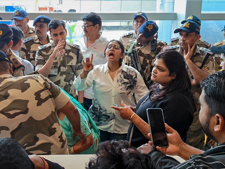 The female passenger showed anger in front of the security forces after the flight was canceled at Bengaluru airport.