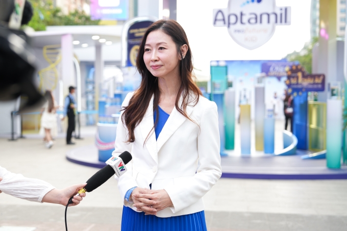 Representative of Danone speaking at the event One Aptamil Nutrition Universe. Photo courtesy of Danone Vietnam