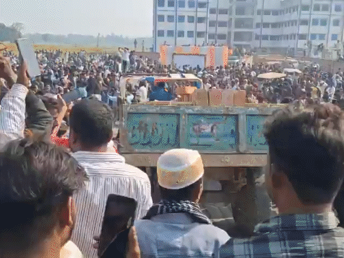 Lakhs of people reached the venue from Saturday morning carrying bricks with them for the construction of the mosque.