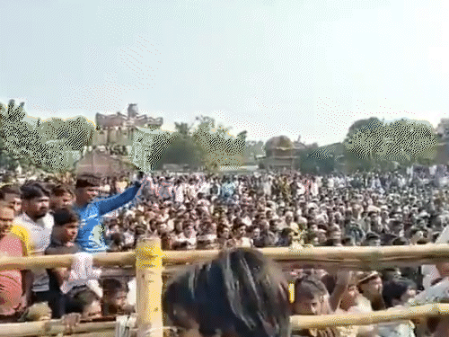 Humayun Kabir addressed the people from the stage. Babri Masjid was written in the background on the stage also.
