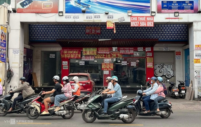 Vacant shophouses on To Hien Thanh Road, HCMC, in November 2025. Photo by VnExpress/Phuong Uyen