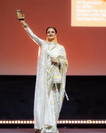Watch: Rekha pushes female fan asking for selfie at Mumbai airport, Netizens say, 'Acting like Jaya Bachchan' Watch: Rekha pushes female fan asking for selfie at Mumbai airport, Netizens say, 'Acting like Jaya Bachchan'