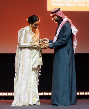 Watch: Rekha pushes female fan asking for selfie at Mumbai airport, Netizens say, 'Acting like Jaya Bachchan' Watch: Rekha pushes female fan asking for selfie at Mumbai airport, Netizens say, 'Acting like Jaya Bachchan'