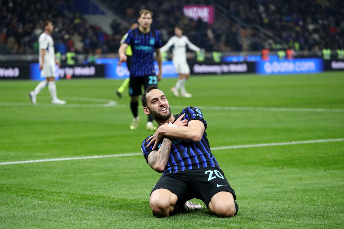 MILAN, ITALY - DECEMBER 06: Hakan Calhanoglu of FC Internazionale Milano celebrates scoring his team's third goal during the Serie A match between FC Internazionale and Como 1907 at Giuseppe Meazza Stadium on December 06, 2025 in Milan, Italy. (Photo by Marco Luzzani/Getty Images)