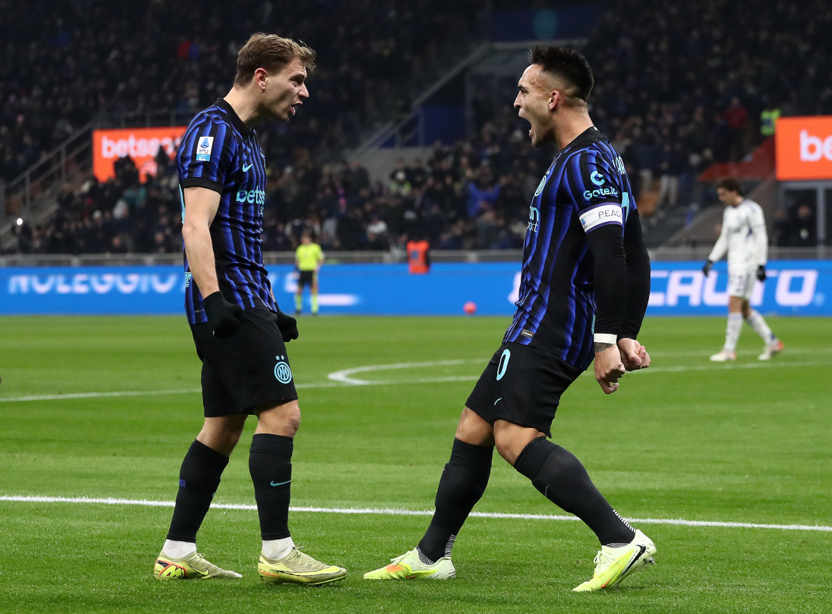 MILAN, ITALY - DECEMBER 06: Lautaro Martinez and Nicolo Barella of FC Internazionale Milano, celebrate the teams first goal scored by Lautaro Martinez during the Serie A match between FC Internazionale and Como 1907 at Giuseppe Meazza Stadium on December 06, 2025 in Milan, Italy. (Photo by Marco Luzzani/Getty Images)