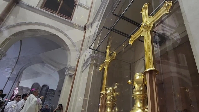 Display of two 400 kg gold-plated Crosses at Notre Dame Cathedral
