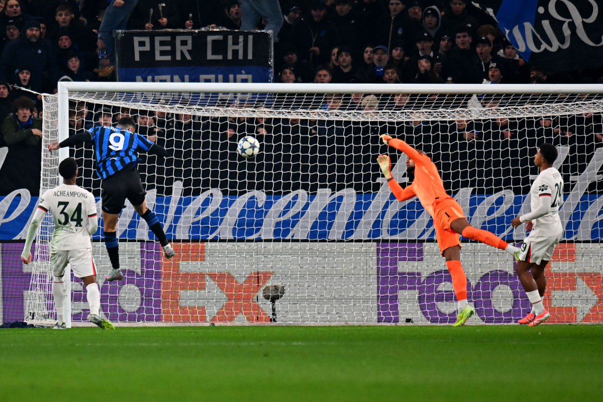 BERGAMO, ITALY - DECEMBER 09: Gianluca Scamacca of Atalanta BC heads the ball to score his team's first goal past goalkeeper Robert Sánchez of Chelsea during the UEFA Champions League 2025/26 League Phase MD6 match between Atalanta BC and Chelsea FC at Stadio di Bergamo on December 09, 2025 in Bergamo, Italy. (Photo by Alessandro Sabattini/Getty Images)