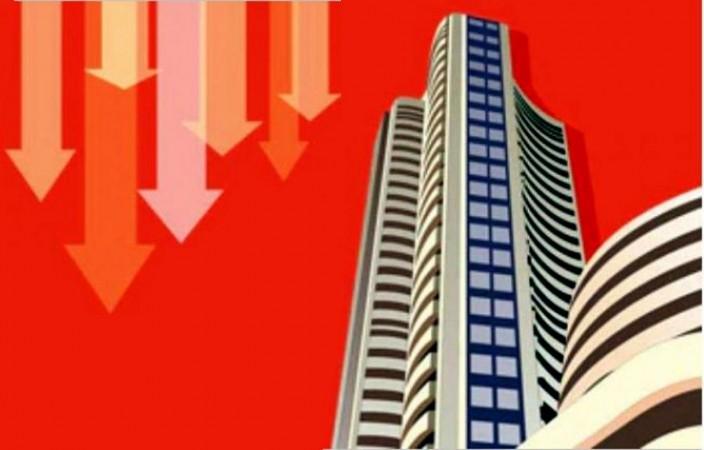 Sensex, Nifty slip as global cues turn weak