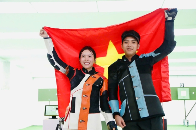 Vietnamese shooters Le Thi Mong Tuyen (L) and Nguyen Tam Quang at the 33rd SEA Games in Thailand, Dec. 12, 2025. Photo by Hieu Luong