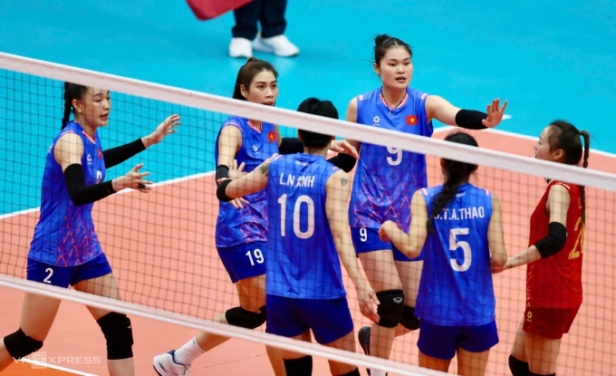 The Vietnam womens volleyball team celebrates a point in their match against Malaysia on Dec. 11, 2025. Photo by Read/Duc Dong