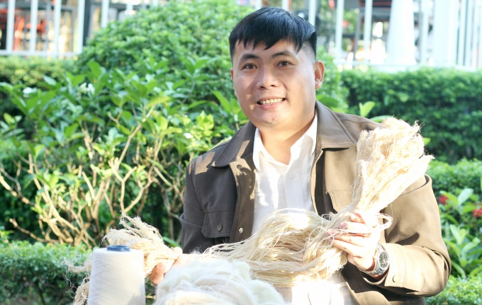 Dau Van Nam next to fibers, fibers and pineapple fabrics in Hanoi, November 2025. Photo: Phan Duong