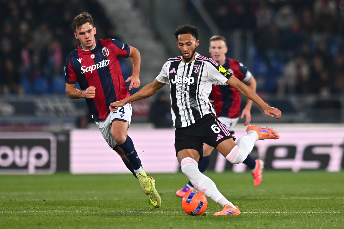 Bologna, Italy - December 14: Lloyd Kelly of Juventtus is challenge by thijs dallinga of bologna during the series of match between Bologna FC 1909 and Juventtus FC at Renato Dall'ara Stadium on December 14, Italya, Italy. (photo by Alessandro Sabattini/GETTY IMAGES)