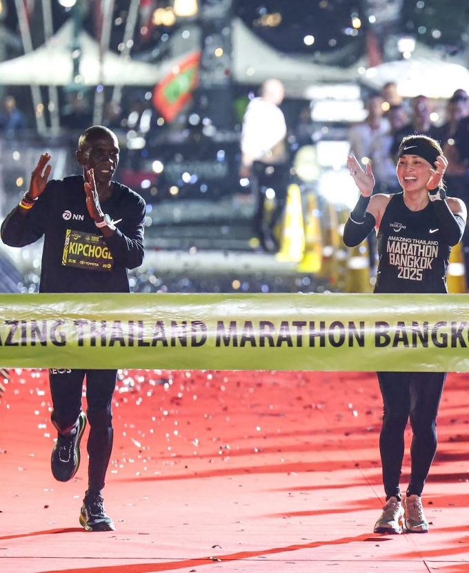 Queen Suthida runs with Kenyan marathon legend Eliud Kipchoge at the Amazing Thailand Bangkok Marathon in December 2024. Photo by Instagram/@thairoyalfamily