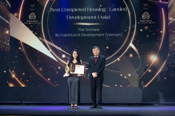 CLD Vietnams representative (L) received Best Completed Housing/Landed Development (Asia) for Sycamores first phase, The Orchard. Photo courtesy of CLD Vietnam