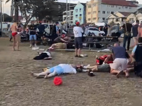 After the firing by the terrorists, dead bodies were scattered on Bondi Beach. So far 16 people have died in this.