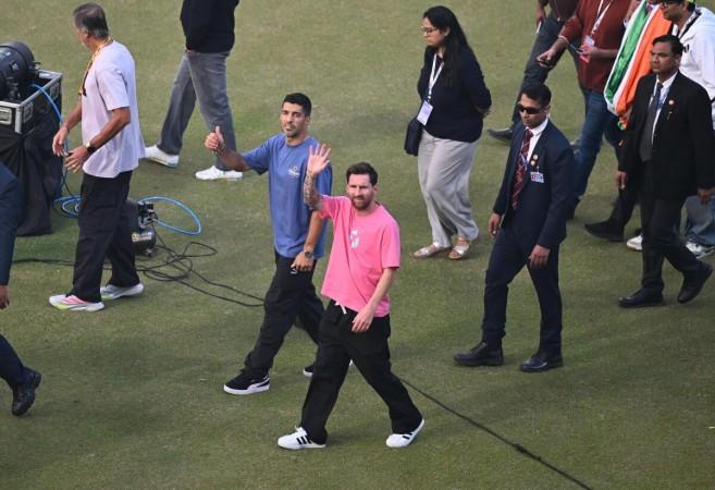 Messi in Delhi: Crowd chants 'AQI', boo Delhi CM Rekha Gupta; fans outraged over Bird Droppings at Arun Jaitley Stadium during final leg of Messi's meet-greet Messi in Delhi: Crowd chants 'AQI', boo Delhi CM Rekha Gupta; fans outraged over Bird Droppings at Arun Jaitley Stadium during final leg of Messi's meet-greet
