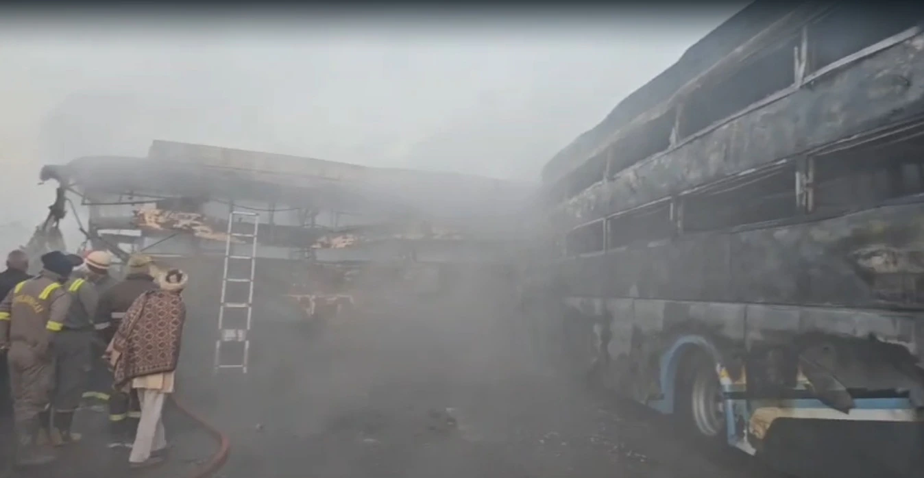 8 buses and 3 cars collided due to dense fog on Yamuna Expressway, 4 people died, 25 injured. mathura due to fog 5 passengers died 2