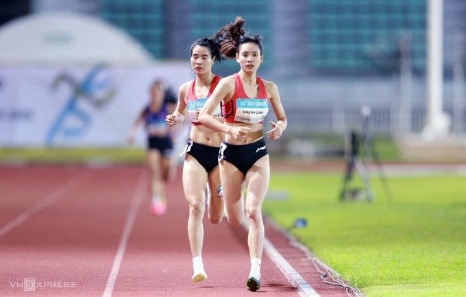 Nguyen Khanh Linh (R) during her 1,500m run at the SEA Games 33 on Dec. 11, 2025. Photo by Read/Duc Dong