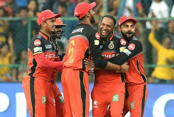 Samuel Badree celebrates with his teammates after completing his hat-trick, April 14, 2017 Samuel Badree, RCB, Virat Kohli, IPL 2017, Mumbai Indians
