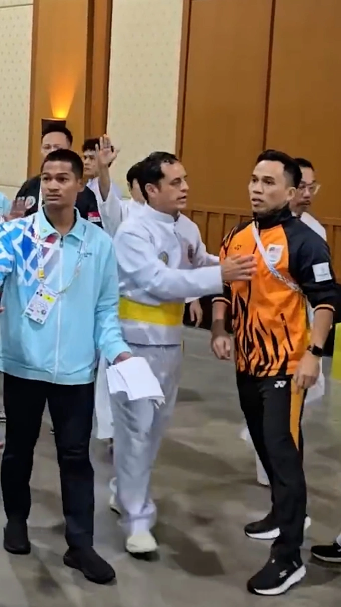 The Malaysian pencak silat team chased and beat the referee