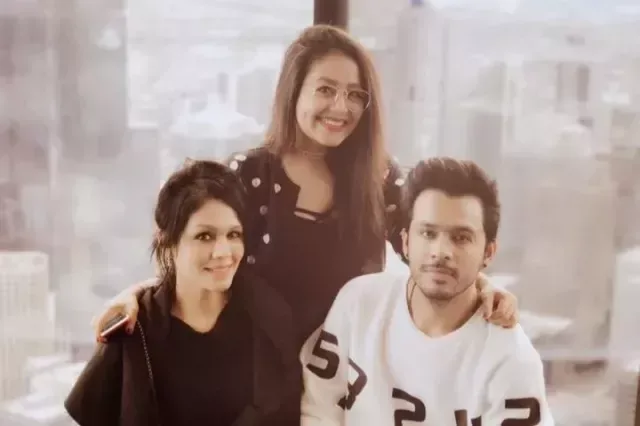 Neha Kakkar with Tony Kakkar and her sister