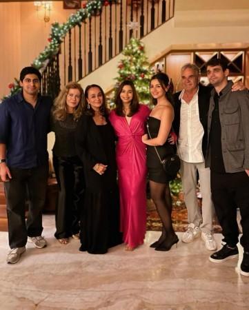 Merry Christmas 2025: Alia Bhatt, Shaheen and Soni Razdan ring in festivities sans Ranbir, Raha; Malaika Arora in London, Kareena Kapoor holiday-ready