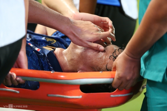 Thailands Chanapach Buaphan leaves the pitch on a stretcher due to injury during the SEA Games final on Dec. 18, 2025. Photo by Read/Duc Dong