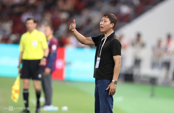 Vietnam head coach Kim Sang-sik on the sideline during the SEA Games mens football final against Thailand on Dec. 18, 2025. Photo by Read/Duc Dong