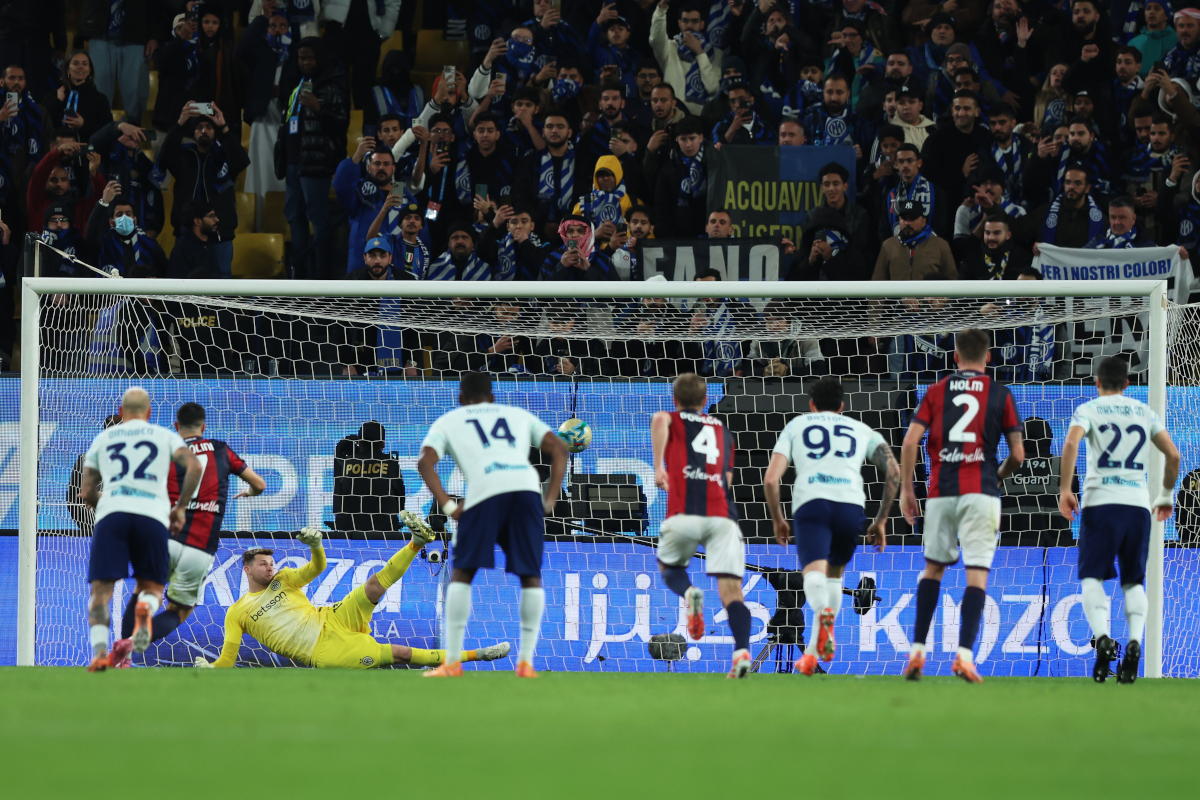 RIYADH, SAUDI ARABIA - DECEMBER 19: Josep Martinez of Internazionale fails to save a penalty kick taken by Riccardo Orsolini of Bologna FC 1909 who scores his teams first goal during the Supercoppa Italiana semifinal match between Bologna FC 1909 and FC Internazionale at King Saud University Stadium on December 19, 2025 in Riyadh, Saudi Arabia. (Photo by Yasser Bakhsh/Getty Images)