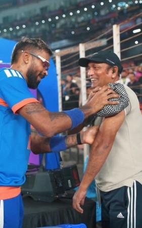 'I got worried': Hardik Pandya hits six, injures cameraman, allrounder comforts him with ice pack and hug 'I got worried': Hardik Pandya hits six, injures cameraman, allrounder comforts him with ice pack and hug
