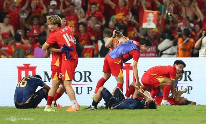 Thailand players collapsed after their 2-3 defeat to Vietnam in the SEA Games mens football final at Rajamangala Stadium in Bangkok, on Dec. 18, 2025. Photo by Read/Duc Dong